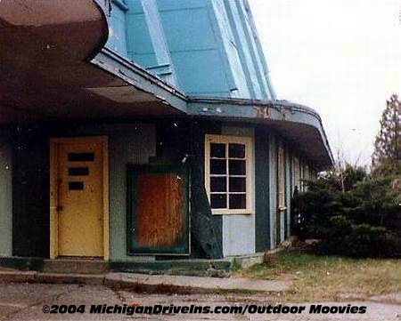 Crest Drive-In Theatre - Crest Screen 1990 Courtesy Darryl Burgess-Outdoor Moovies (newer photo)